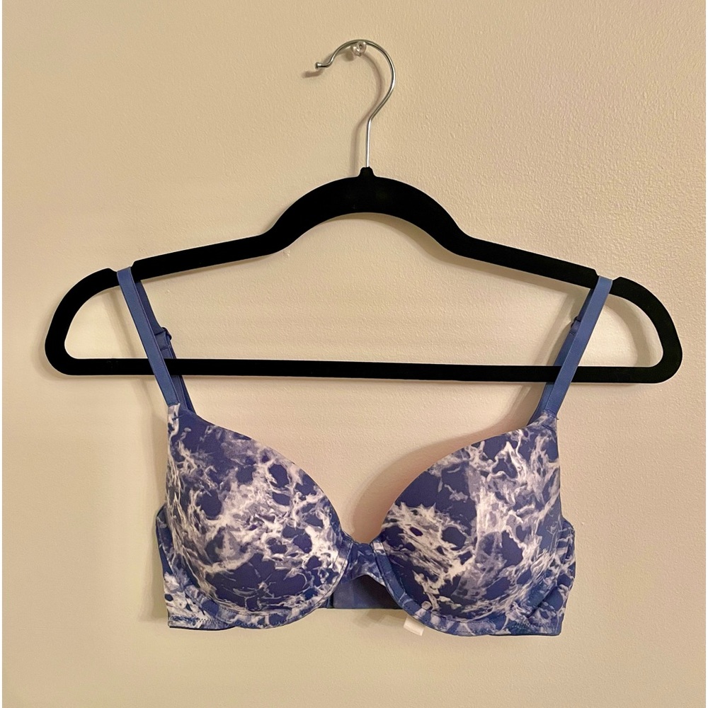 PINK Wear Everywhere T-Shirt Lightly Lined Bra in Blue. 32C.